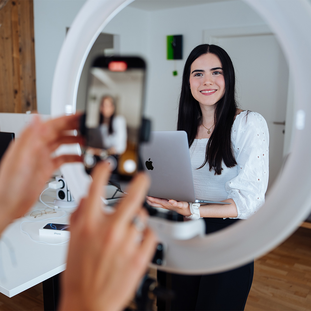 KG-187-1 Frau mit Laptop und Smartphone beim Dreh - Content Marketing Agentur